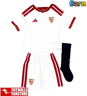 Sevilla Hemmatröja Barn 2026-27 Kortärmad (+ Korta byxor)